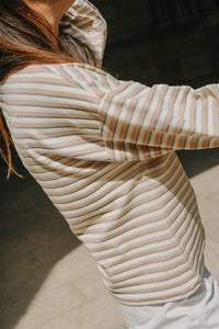 Sweat Marcel en maille rayée beige et écrue à fil métallisé argenté