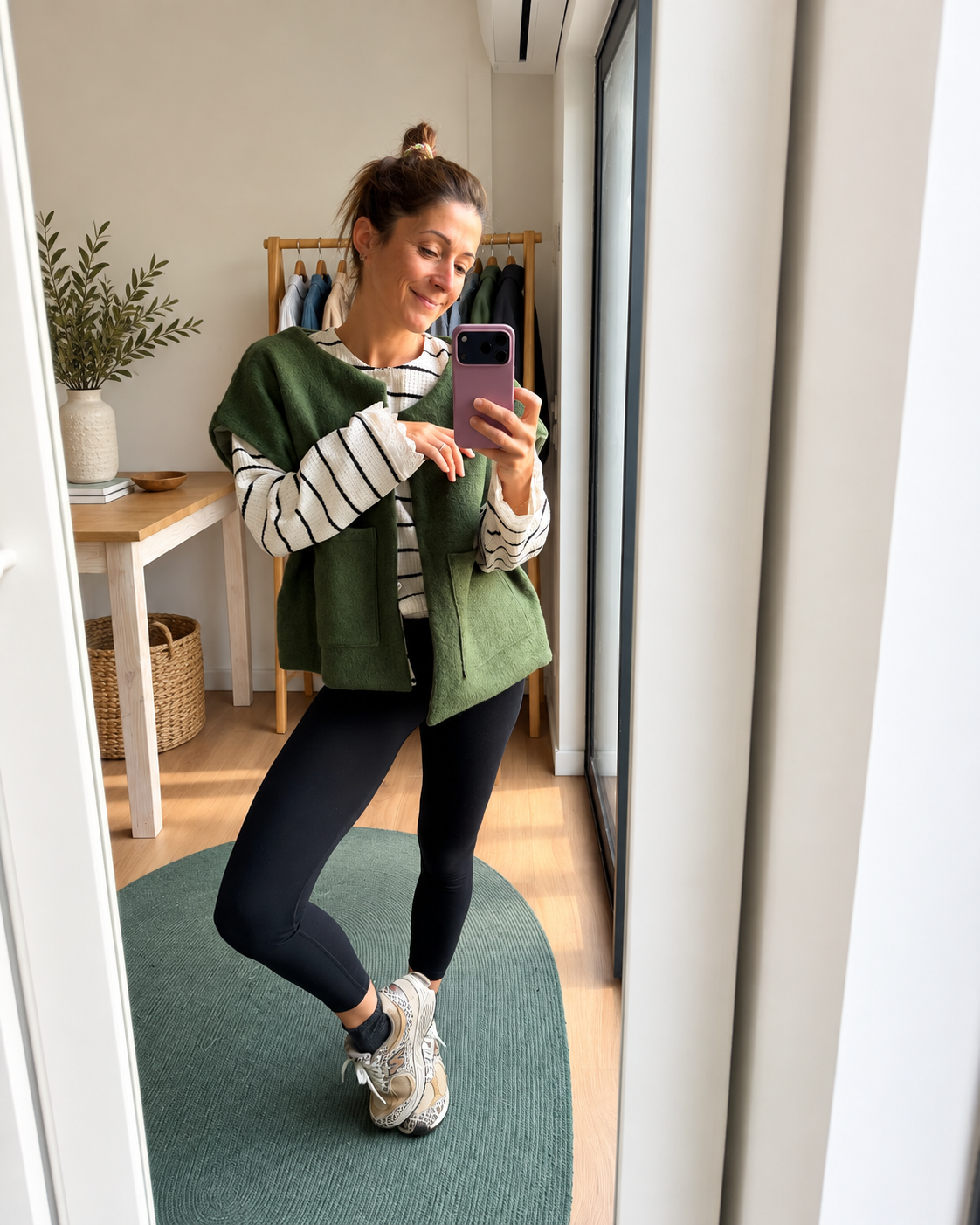 Gilet Garance Olive en laine bouillie porté sur la marinière Suzanne