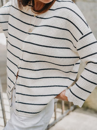 Boutonnage nacré et manche en broderie anglaise de la marinière Suzanne
