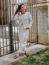 Marinière Suzanne à poignets en broderie anglaise, photographiée à Bordeaux