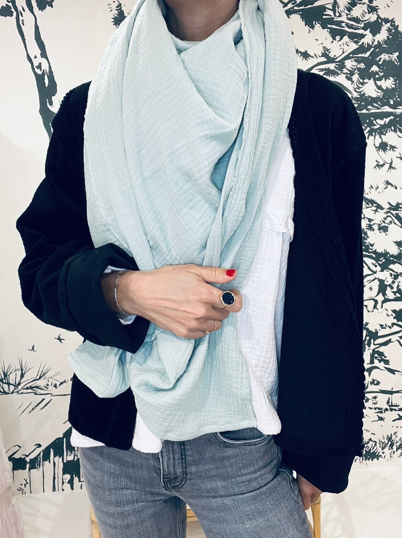 Maxi cheche, foulard ou paréo en triple gaze de coton, dimension : 135x135 cm. Coloris : gris clair, rose pâle, taupe, marine, écru, noir, vert d'eau.