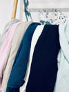 Maxi cheche, foulard ou paréo en triple gaze de coton, dimension : 135x135 cm. Coloris : gris clair, rose pâle, taupe, marine, écru, noir, vert d'eau.