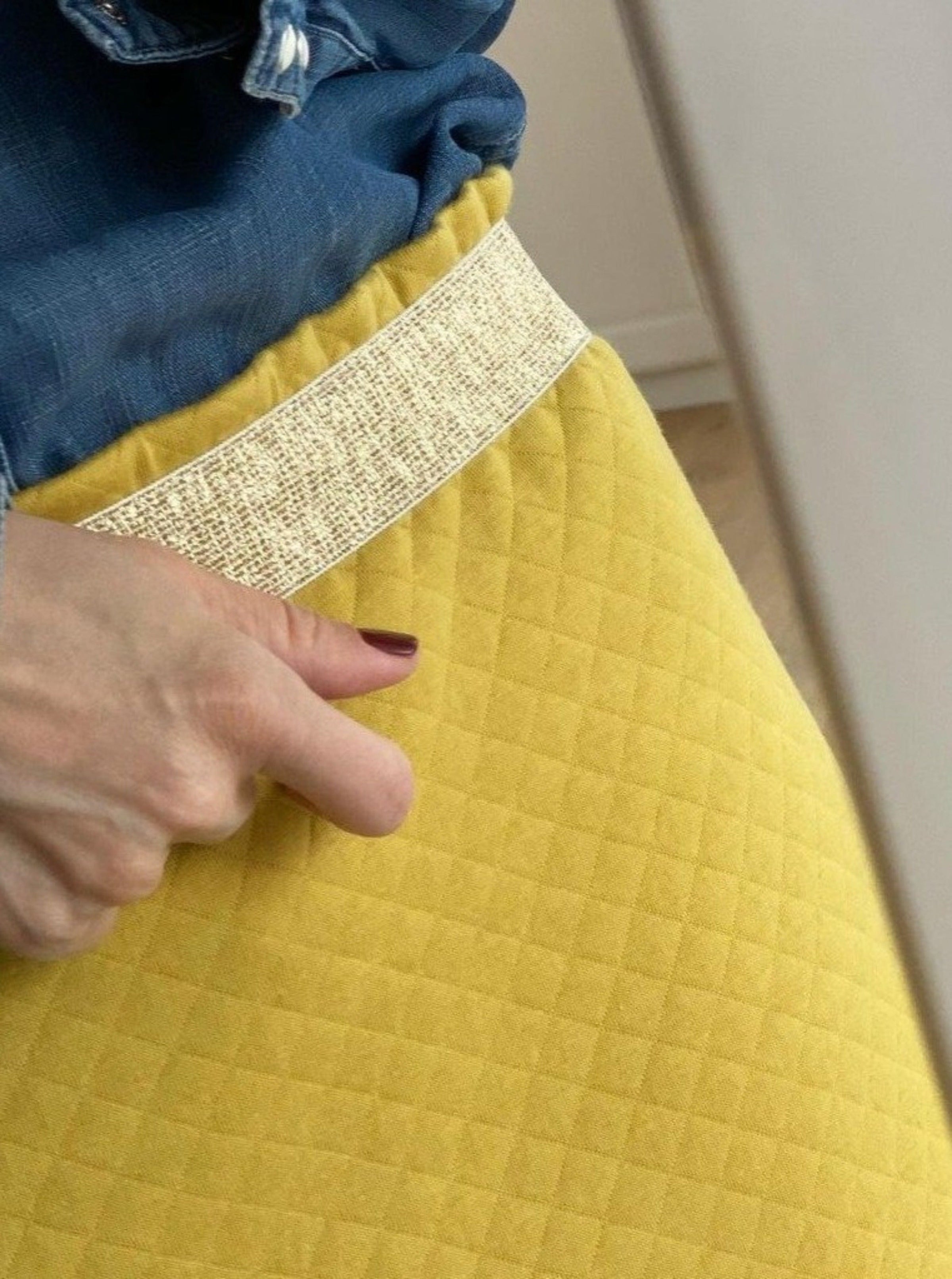 Jupe matelassée moutarde à taille élastiquée. Vous pouvez choisir l'élastique doré apparent ou dissimulé. Coupe légèrement en trapèze et longueur de la jupe sur mesure.
