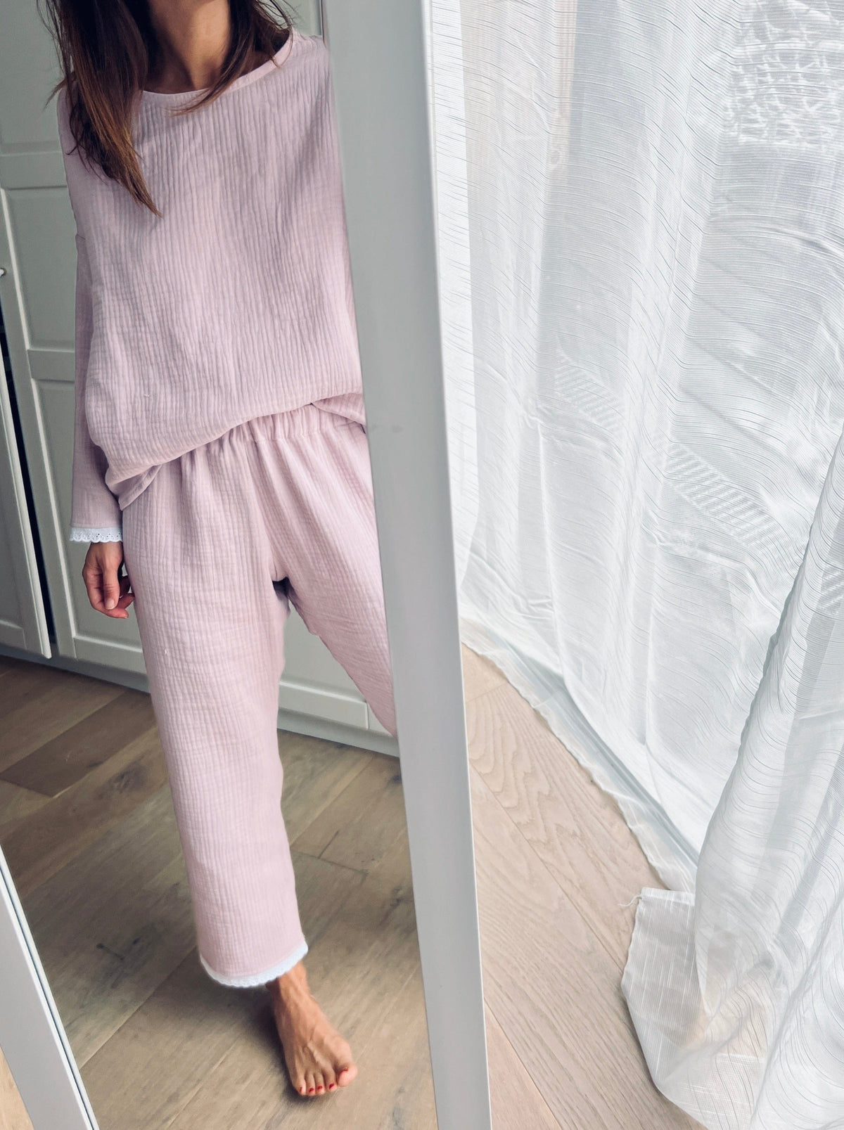 Pyjama long en triple gaze de coton nude et broderie anglaise blanche en bas des manches et du pantalon. Coupe loose pour le haut et coupe droite pour le pantalon.